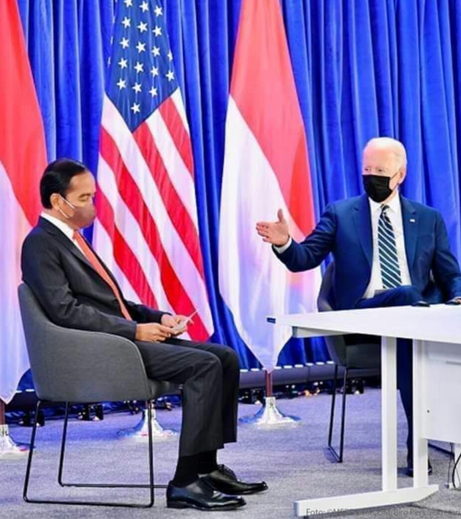 SyaikhuMochtar's tweet photo. Etika komunikasi, jika lawan sdg berbicara serta gerakan tangan dan mata jg tertuju kpd kita, jgn sekali2 alihkan pandangan ke obyek lain. Tdk sopan apalagi pertemuan bilateral antar kepala negara. 
Cc @addiems bgm mnrtmu? https://t.co/sMoAdBgkI8