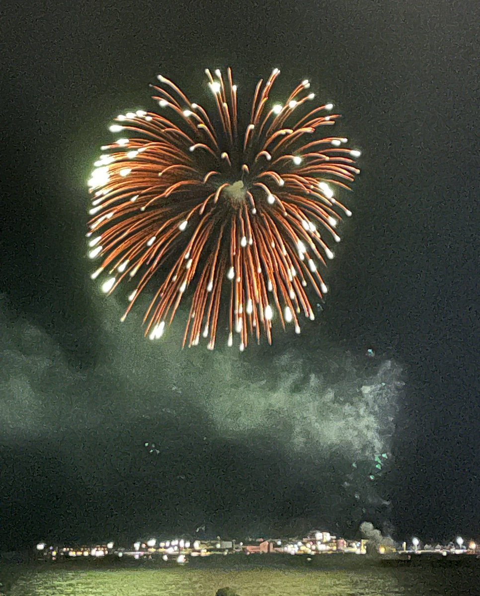 v_mac's tweet photo. Worth freezing 🥶 to watch this beautiful fireworks display over the beach 🏖 🎆 #Fireworks #BonfireNight #beautiful https://t.co/cR94ZcuNYf