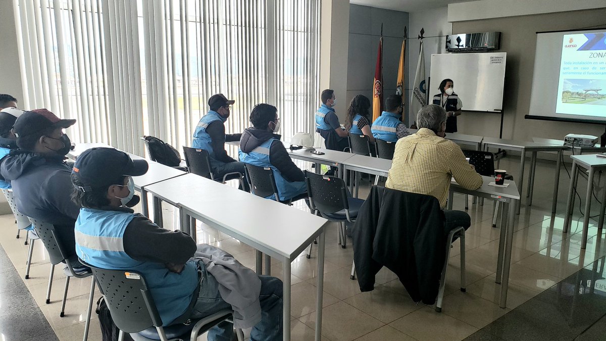 EpAsfaltar's tweet image. El equipo técnico y administrativo de #Asfaltar se capacita en temas de seguridad aeropuertaria, previo al mantenimiento de la pista de @Aeropuerto_Cuenca.

La adquisición de conocimiento es esencial para construir la mejor versión de las obras viales.
#SomosLaVíaDelDesarrollo