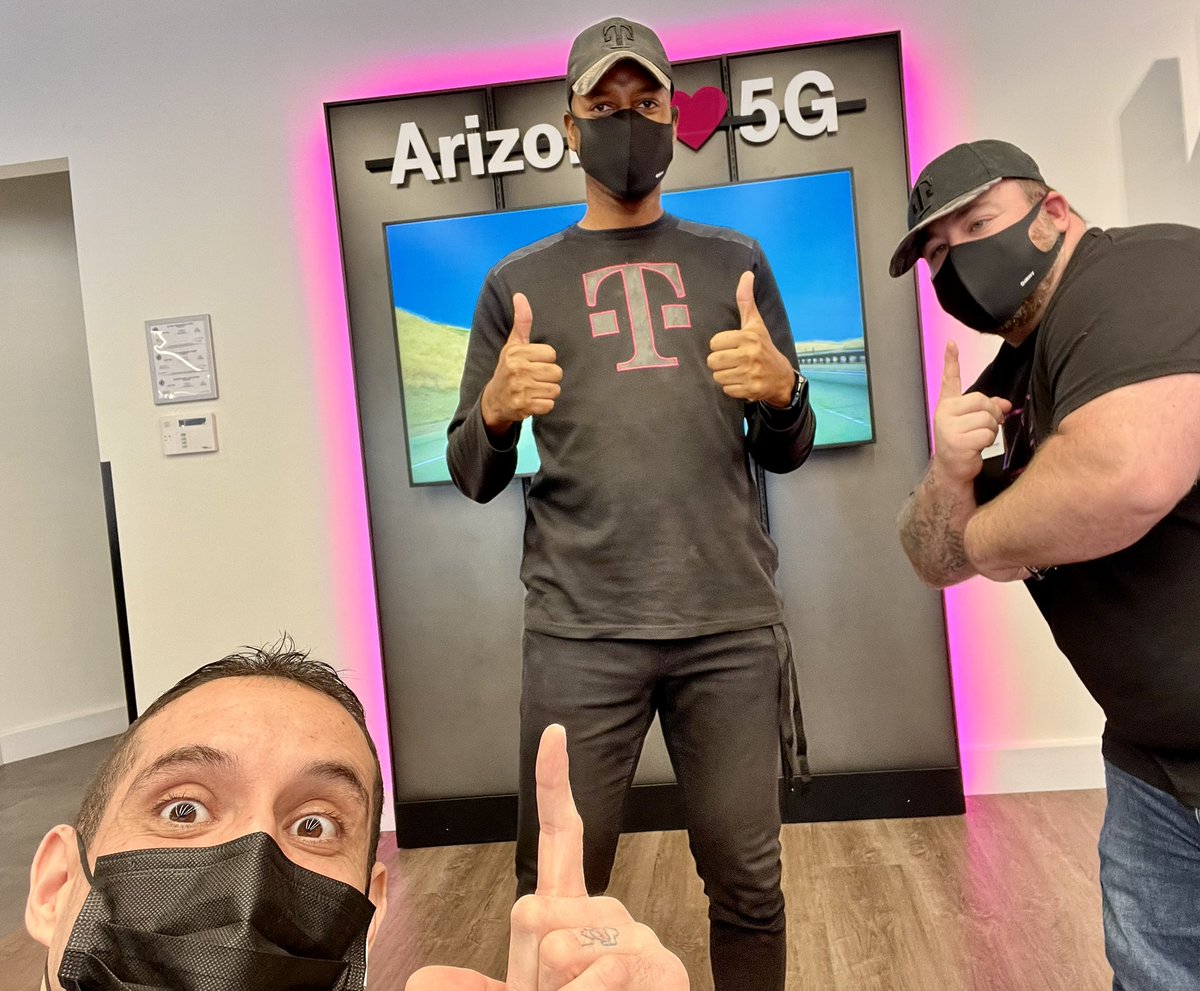 That_AzHeat's tweet photo. Always a good time when Loyalty in da house!! Ole friends & newly refreshed door - now this is a SELECT ready crew! Come stroll by & see the #MagentaMagic in action! #ProtectTheBase #AzHeat https://t.co/29uFyThgZz