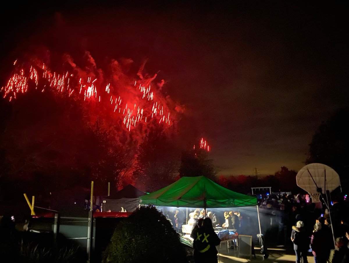 FullBlueMedical's tweet photo. A brilliant evening working with the local school Fireworks display. 

Really pleasing to see soo many people out supporting their local community event and we hope to see you all soon!

#fireworks #localevents #events #medical #firstaid #training #safety #5thnovember https://t.co/kAMuExUSek