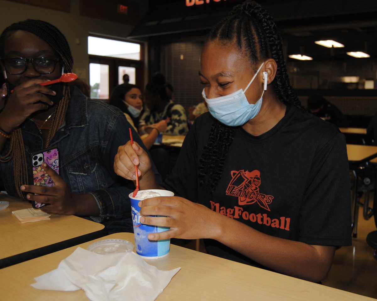 JILHSOFFICIAL's tweet photo. A sweet surprise!🍦 Lancers, we are proud of your academic achievements; keep reaching for the stars. ✨ #LancerPride #Honorroll #Firstnineweeks #DQBlizzards 

@_Isha_Reyes @Fuller_Moody https://t.co/6sVxHmgcZ1