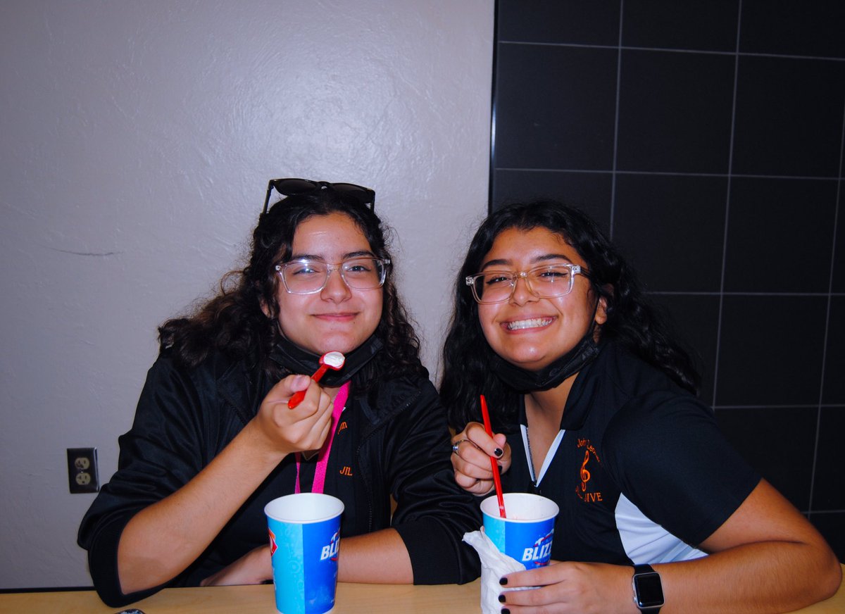 JILHSOFFICIAL's tweet photo. A sweet surprise!🍦 Lancers, we are proud of your academic achievements; keep reaching for the stars. ✨ #LancerPride #Honorroll #Firstnineweeks #DQBlizzards 

@_Isha_Reyes @Fuller_Moody https://t.co/6sVxHmgcZ1