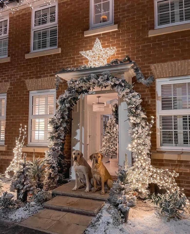 OfficialPLT's tweet photo. Elle Darby’s house for Christmas…🤩❄️ https://t.co/reiQImFPmB
