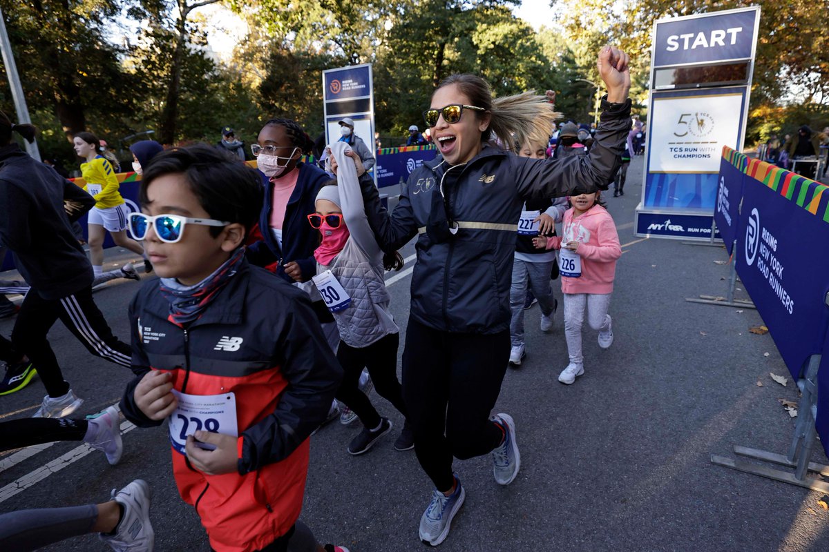 nycmarathon's tweet image. Leaders of the new school! 

Special shout out to the #RisingNYRR and families who took part in the Run With Champions and helped us kick off the #TCSNYCMarathon race weekend! Only the beginning as we celebrate #50YearsRunning.