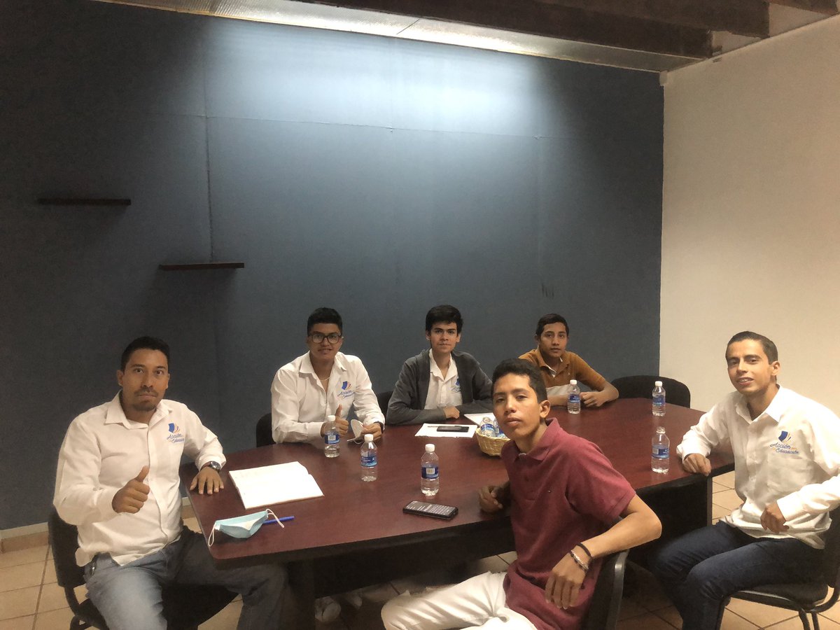 AccionXED's tweet photo. Reunión de planeación con la sección juvenil de #AccionPorLaEducacion preparando los cursos y actividades venideras, Acción Nacional el partido de México @PANDurangoCDE @marcelotorresc @AaronGurrolah @VeroPerezHerr https://t.co/uQwcnz9FcE