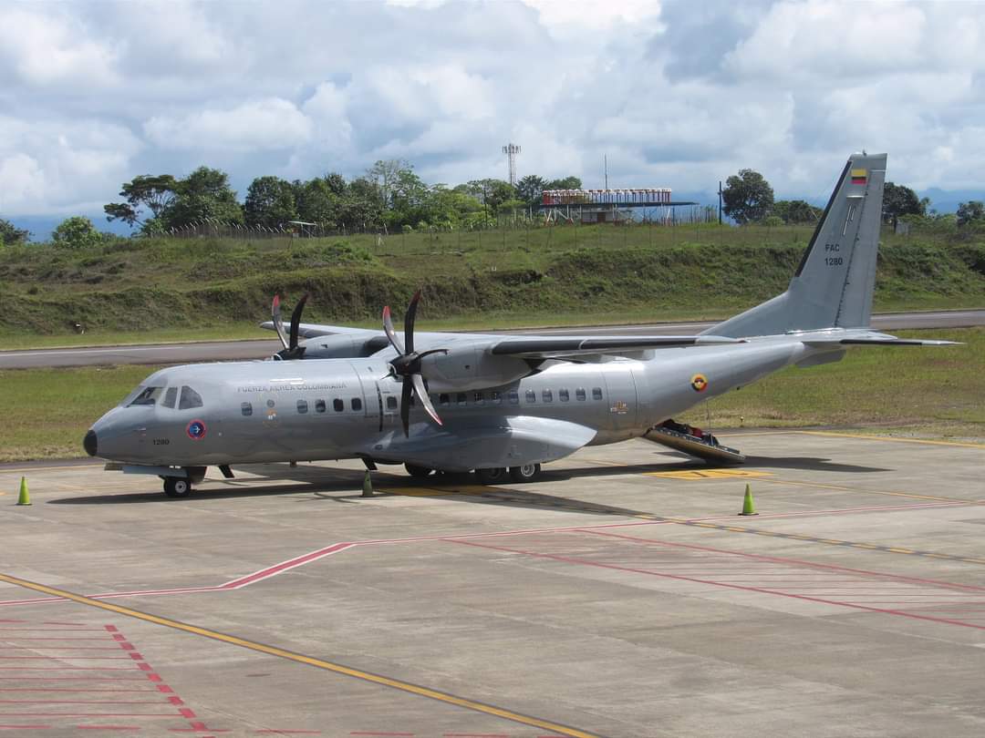 SpotterUib's tweet photo. Dos grandiosas aeronaves de nuestro Ejército Nacional en nuestro aeropuerto. 📸

✈️: Casa C295 || FAC 1280
✈️: Sikorsky UH60L || FAC 4106

🧭SKUI/UIB https://t.co/32pl21pkLb