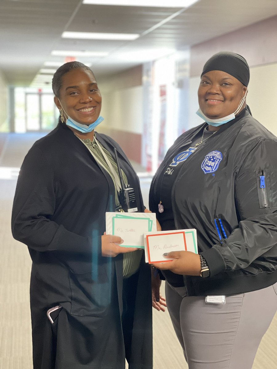 geonextgenhs's tweet photo. Our @geonextgenhs Principals took out the time today to thank our amazing teachers for the hard work they put in everyday as they educate our scholars! Such a beautiful moment! @WendySkibinski @teasleygeo @danaj505 @apearish @2wiceCOLD #appreciation #flowersnow #weareGEO https://t.co/9FL9bcBZt2