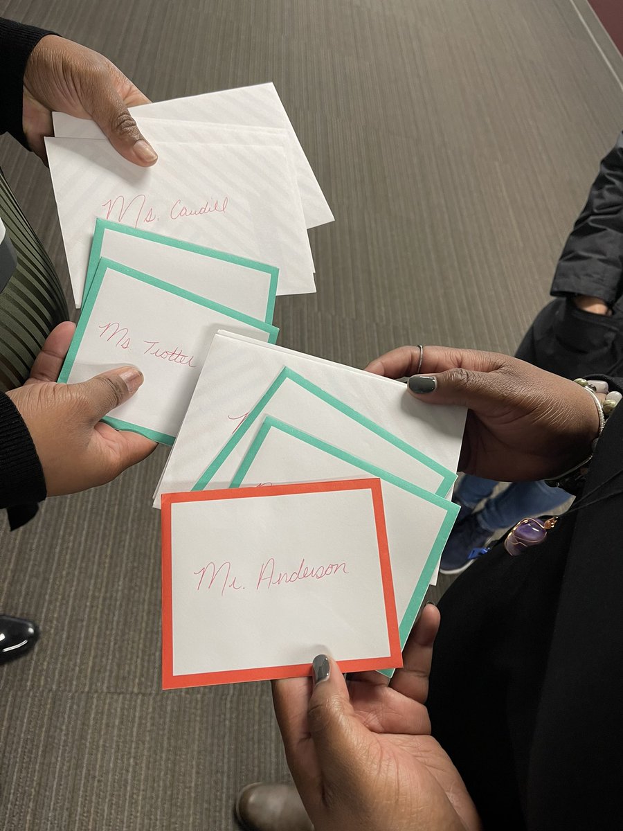 geonextgenhs's tweet photo. Our @geonextgenhs Principals took out the time today to thank our amazing teachers for the hard work they put in everyday as they educate our scholars! Such a beautiful moment! @WendySkibinski @teasleygeo @danaj505 @apearish @2wiceCOLD #appreciation #flowersnow #weareGEO https://t.co/9FL9bcBZt2