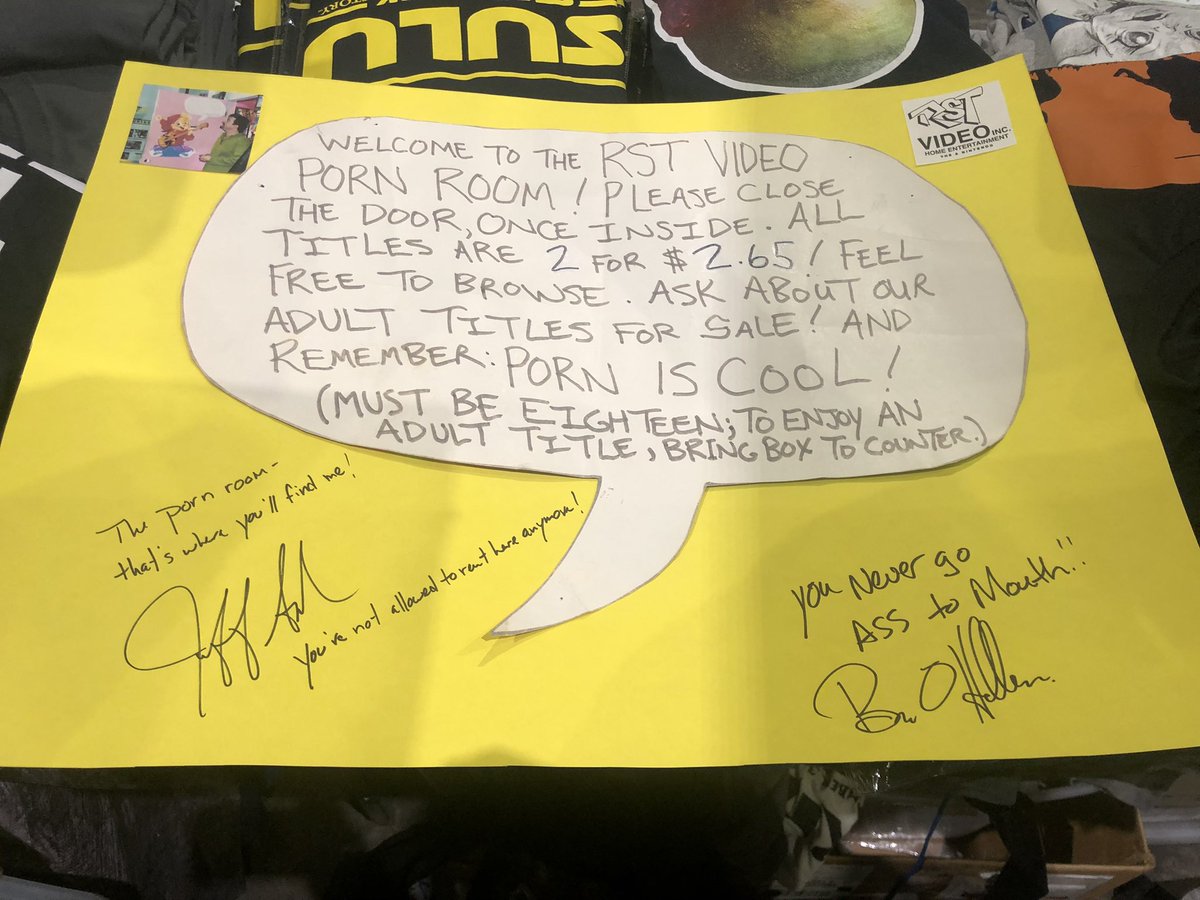 joshuaX401's tweet photo. @BrianCOHalloran we couldn't find @ThatKevinSmith at the photo op to find out if this was his writing or not. Maybe he will see this and confirm or deny? #Clerks #RSTvideo https://t.co/NIfRJrFsZc