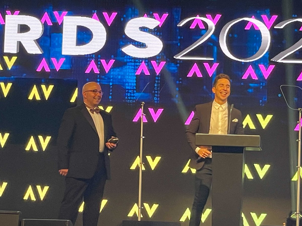 Our very own @5CATFish ensuring @russell_kane has a smile on his face😁at the #avawards2021 tonight!

#avawards #proav #technology #avislife #audiovisual #Av #businesstech #AVevent #avtweeps 
@AVMag