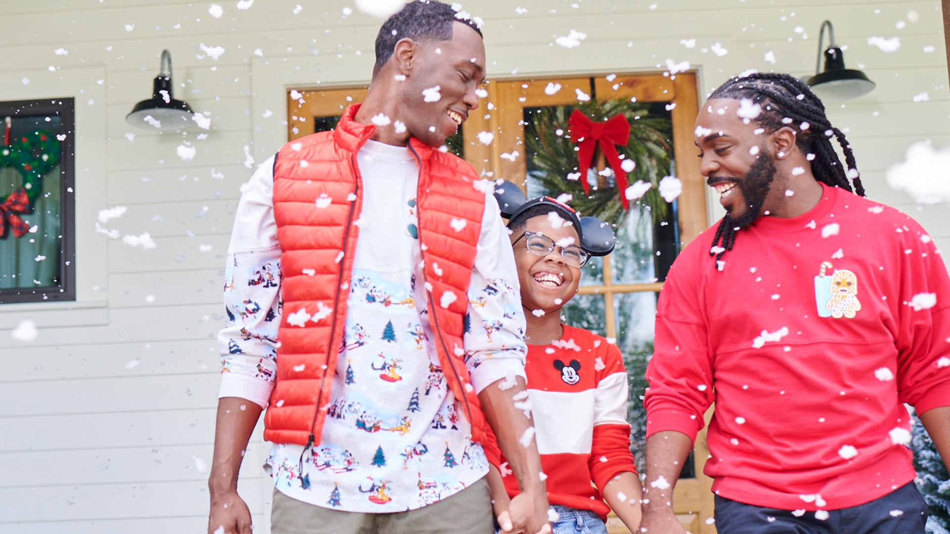 Família com casal negro e gay é destaque em campanha de natal do Disney Springs