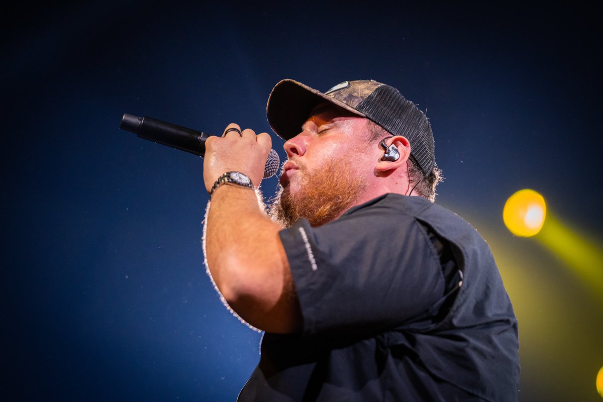 tmann36's tweet photo. 📸 Wow. All I can say is thanks @davidbergman
📍United Center - Chicago, IL
•••
#sonyalpha #sony #sonya7iii #pmphotoassignments #mirrorlesscamera #photography #ShootFromThePit @lukecombs https://t.co/0S0ShWeDJ2