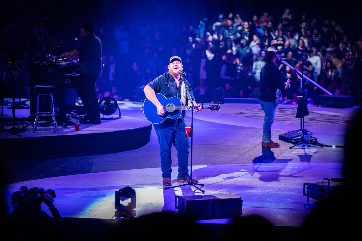 tmann36's tweet photo. 📸 Wow. All I can say is thanks @davidbergman
📍United Center - Chicago, IL
•••
#sonyalpha #sony #sonya7iii #pmphotoassignments #mirrorlesscamera #photography #ShootFromThePit @lukecombs https://t.co/0S0ShWeDJ2