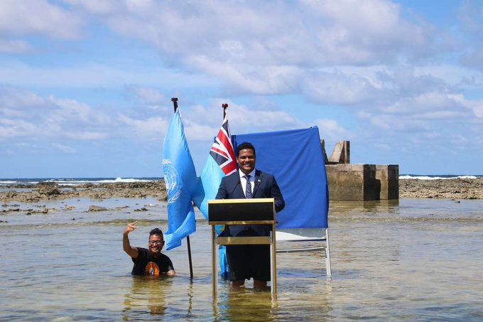 tcsnoticias's tweet photo. #Mundo
El Ministro de Justicia, Comunicación y Exterior de Tuvalu, Simón Kofe, se dirigió a la cumbre climática #COP26 desde una zona que evidencia el aumento del nivel del mar provocado por el cambio climático. Años atrás el lugar era tierra firme y hoy está lleno de agua. https://t.co/xbgxPWts9r