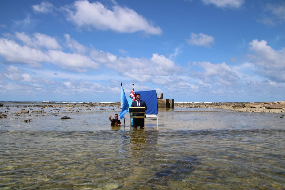 tcsnoticias's tweet photo. #Mundo
El Ministro de Justicia, Comunicación y Exterior de Tuvalu, Simón Kofe, se dirigió a la cumbre climática #COP26 desde una zona que evidencia el aumento del nivel del mar provocado por el cambio climático. Años atrás el lugar era tierra firme y hoy está lleno de agua. https://t.co/xbgxPWts9r