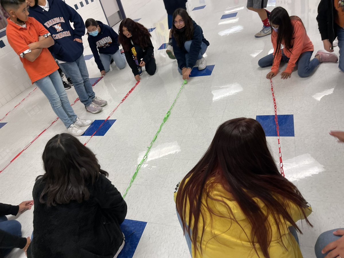 jgraje08's tweet photo. AVID students working in their chain links. Had a great time seeing them working together to make the longest chain link😄 @MPorras_HMS @sarahinabubble_ @AlyssaL_HMS #AVID #teamwork #worktogether https://t.co/cdNvdwVnMv