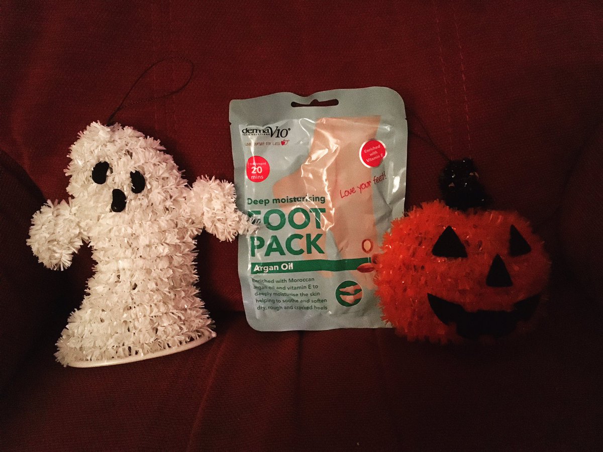 NWretched's tweet photo. It’s time! #spookypamper #nursewretched https://t.co/qqVuONnTNo #footfetısh #pedicure #trickortreat #Halloween https://t.co/NQBZW56mCc