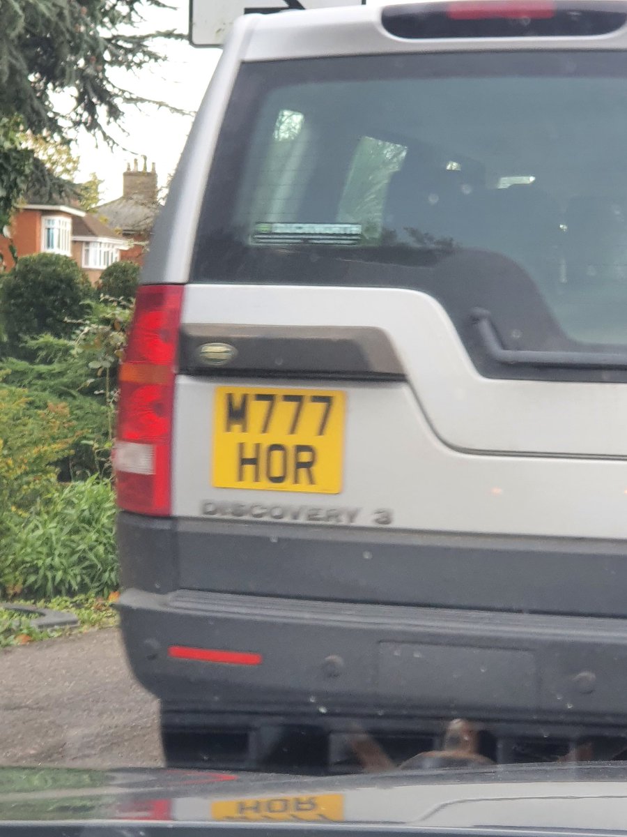 wayne_forster's tweet photo. @LincsPolice quering at traffic lights and several cars mounted the kerb almost hitting a pedestrian. https://t.co/GakjpSYW0l