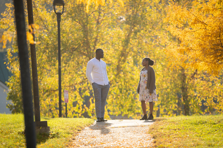 VTLawSchool's tweet photo. A chat under fall foliage. #VLScapes #VTLawSchool #OnCampus #FallFoliage #ThisIsVLS #LawSchool #LawStudents #FutureLawyers https://t.co/cekPxzM3UM