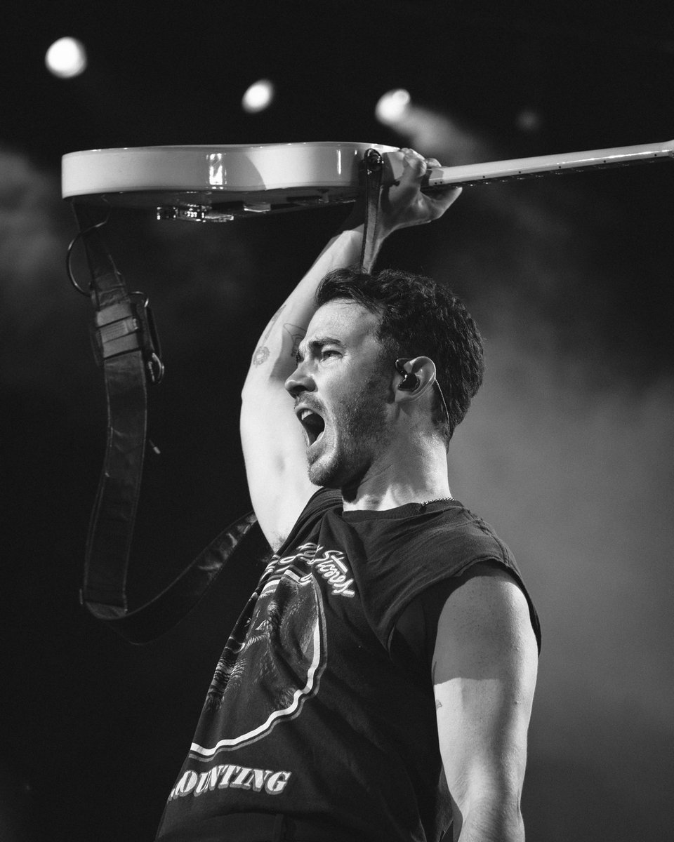 jonasbrothers's tweet photo. Happy Birthday @KevinJonas!! You are an amazing father, a trusted friend, and guitar hero. We love you!! https://t.co/TVzADQY9P9