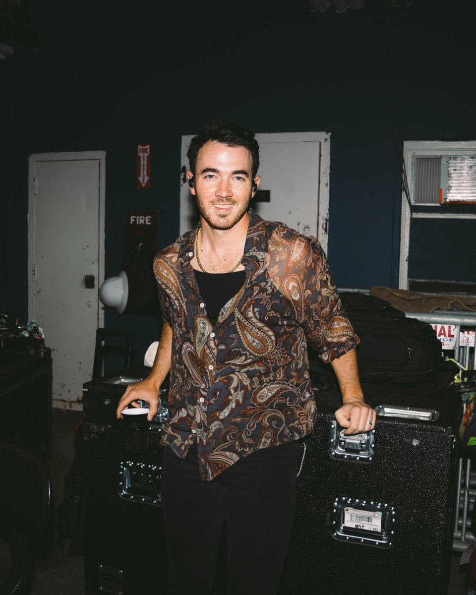 jonasbrothers's tweet photo. Happy Birthday @KevinJonas!! You are an amazing father, a trusted friend, and guitar hero. We love you!! https://t.co/TVzADQY9P9