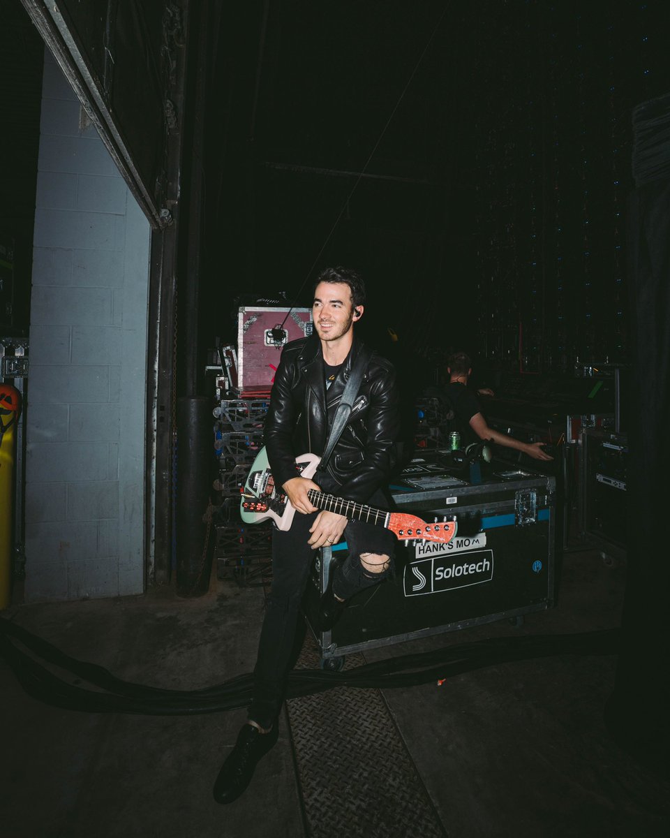 jonasbrothers's tweet photo. Happy Birthday @KevinJonas!! You are an amazing father, a trusted friend, and guitar hero. We love you!! https://t.co/TVzADQY9P9