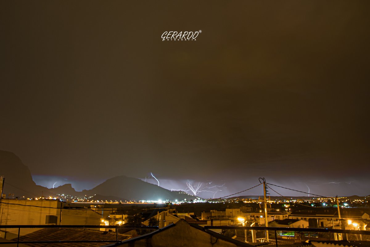 ¡Espectacular! Esta noche (05/11/2021), rayos nube-nube y nube-tierra captados desde el #RaigueroDeBonanza, pedanía de #Orihuela (#Alicante). Células convectivas afectando especialmente a la franja costera del sureste de la #PenínsulaIbérica. Imágenes: <a href="/Gerardocayuelas/">Gerardo</a>.