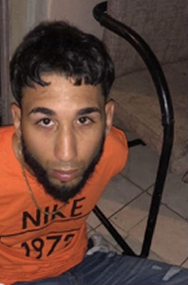 FBISanJuan's tweet photo. ************* BUSCADO POR EL FBI ***************
GEOFLEY JOMAR PEREZ - $5,000 DE RECOMPENSA
Si usted o alguien que conoce tiene información que lleve a la captura del individuo que aparece en estas imagenes llame a 787-987-6500 o repórtelo a través de https://t.co/zld5aY1KlB https://t.co/AQKU4hjSzl