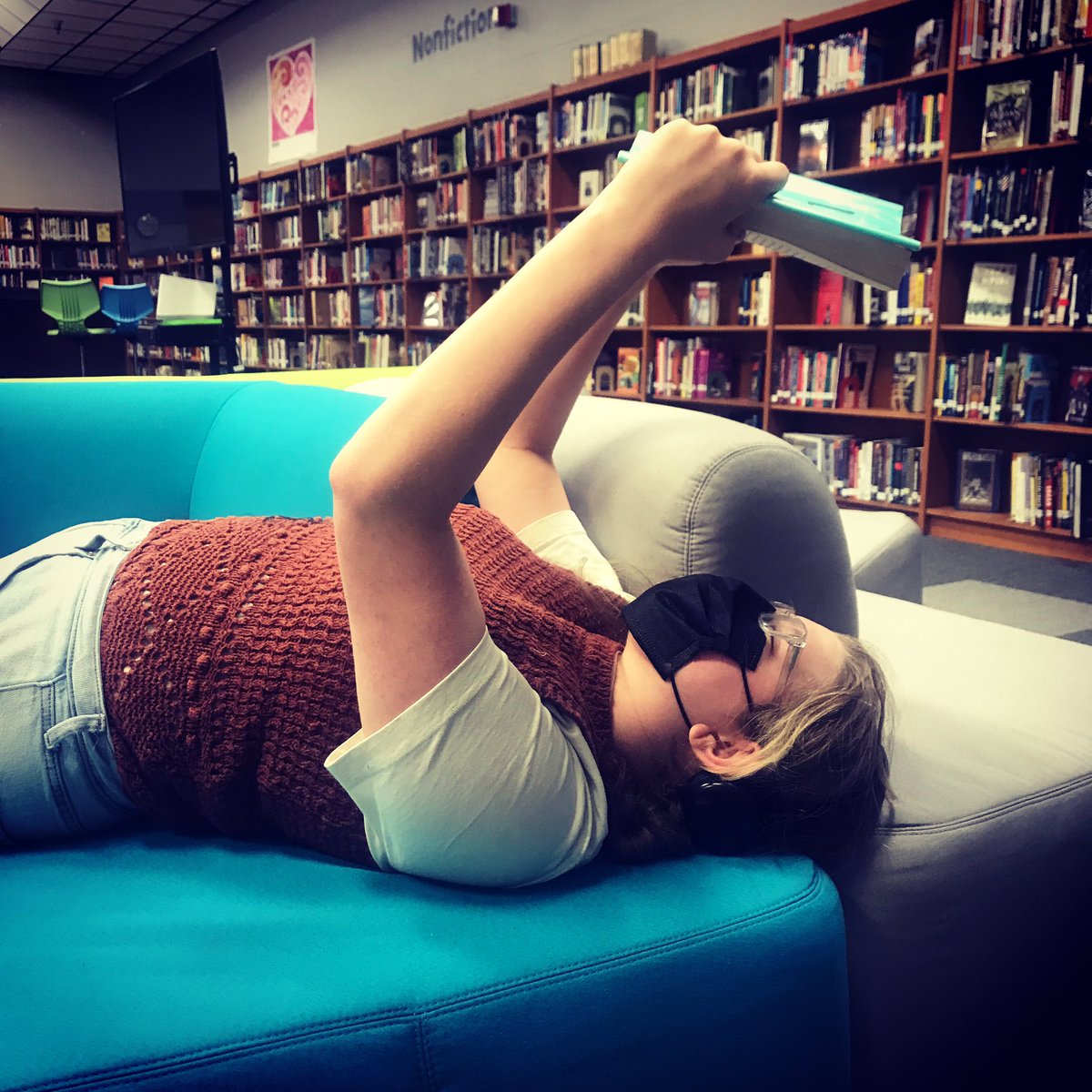PPantherLibrary's tweet photo. Legit #caughtreading like this. 💙😂📖 We love our #librarypeople!!!
.
.
.
#highschoollibrary #library #read #books #panthernation #librariesofinstagram https://t.co/TE1TfExSZb