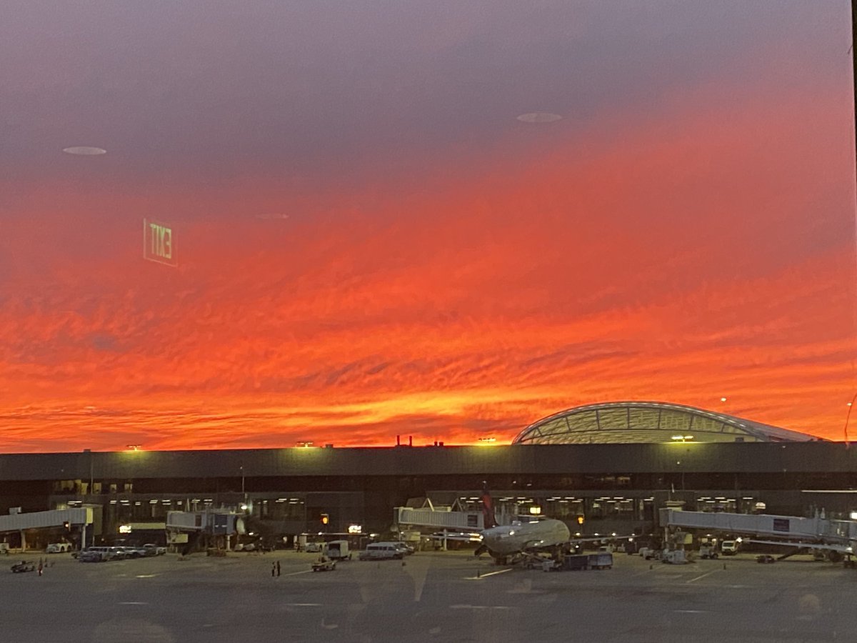 ecurrie1970's tweet image. ⁦@HartsfieldATL⁩ @delta gotta love this night sky- sometimes hanging out in airport works out okay for the views! #travel #business ⁦@oncampusedu⁩ #neverquitlearning