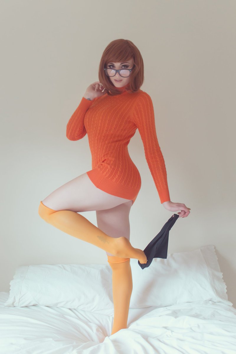 Daredevil_13_67's tweet photo. #FridayFsocks #FootsieFriday #FridayFaces #KaylaErin #CosPlay #Velma #GIRLSnGLASSES #Faces #SoulWindows #RedHotties #Sweaters #Bosoms #TightTops #Bottoms #Gams #Fsocks #Undressing #SensualPhotography #PhotoArt #PinUps #ArtOfTheFemaleBody https://t.co/Znii9DXaKo