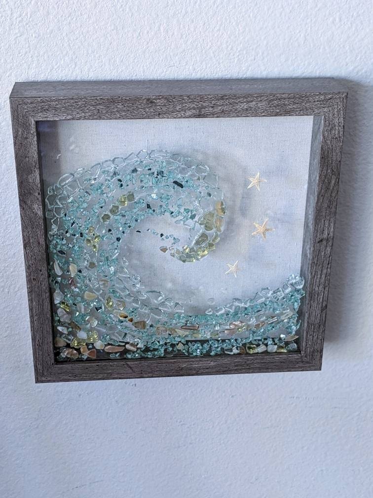 Tipsysailorcre1's tweet photo. Thanks for the review! ★★★★★ "I wanted really unique pieces for my beach house and this crushed glass art is perfect. It is even prettier than the picture online. I love it!" lea2020 #coastaltropical #greatgift #oceanwave #suncatcher #beach https://t.co/ZKPkuIybW3 https://t.co/7f6FirGun8
