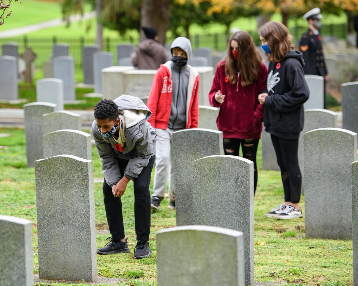 Des membres de la BFC Esquimalt se sont joints aux élèves de l’école intermédiaire Rockheights aujourd’hui pour déposer des coquelicots au cimetière des anciens combattants d’Esquimalt dans le cadre des cérémonies « No Stone Left Alone » qui ont lieu cette semaine.