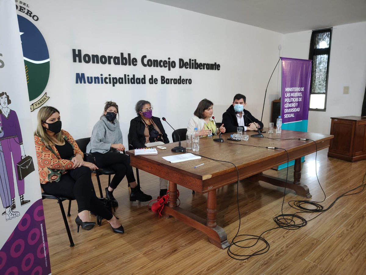 MinMujeresPBA's tweet photo. La subsecretaria @flavia_delmas_ participó de la #MesaLocal de Baradero y recorrió junto al intendente @titosanzio y representantes del @TrabajoPBA y @MinDesarrolloBA, la muestra itinerante #OficiosSinPrejuicios en el Centro de Formación Profesional 401. https://t.co/Xg9iOVh05D