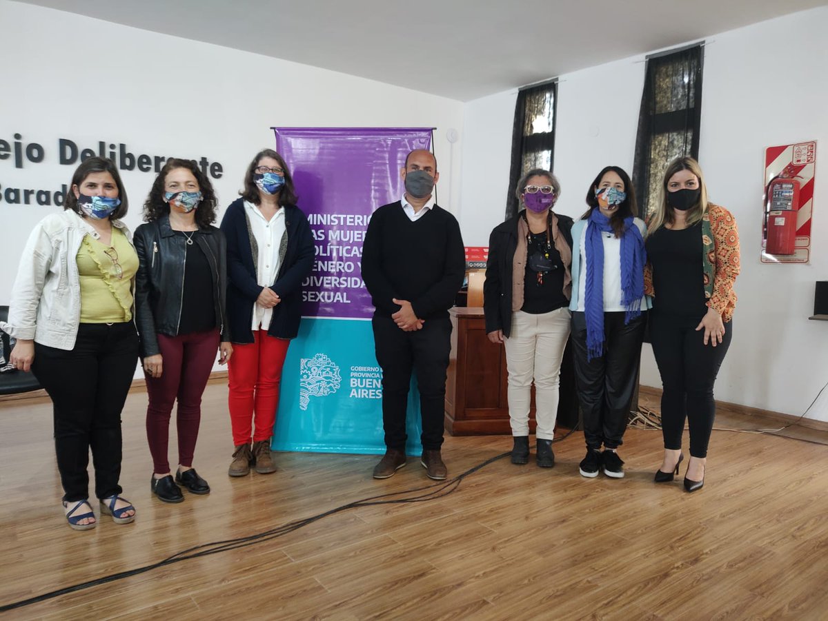 MinMujeresPBA's tweet photo. La subsecretaria @flavia_delmas_ participó de la #MesaLocal de Baradero y recorrió junto al intendente @titosanzio y representantes del @TrabajoPBA y @MinDesarrolloBA, la muestra itinerante #OficiosSinPrejuicios en el Centro de Formación Profesional 401. https://t.co/Xg9iOVh05D