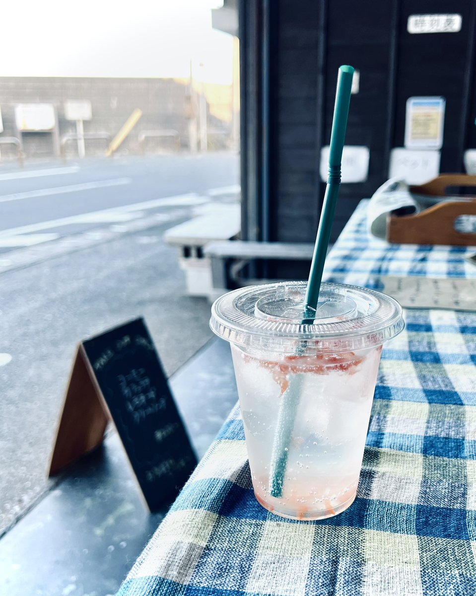 tang40's tweet photo. 東伊豆町で1番美味しいアイスコーヒーを頂けるPIER standのグレープフルーツエイド。美味しかった‼︎
数日前にあり得ないくらい短納期なお仕事が大挙して押し寄せて��て、年末っぽいなぁ とか思いつつ今朝は大根菜飯定食もどきをつくりました。
#pierstand #eastdock #東伊豆町 #朝食 https://t.co/dxk9oDPlwW