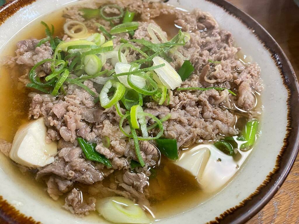 cleo_studio's tweet photo. 大阪名物の「肉吸い」発祥の地に並んだ〜！
うどん無しの出汁と肉だけがうますぎる！！
だからロケハン順調！
#大阪食い倒れ https://t.co/QyCJmxZfp8 https://t.co/1zFnIrNP3x