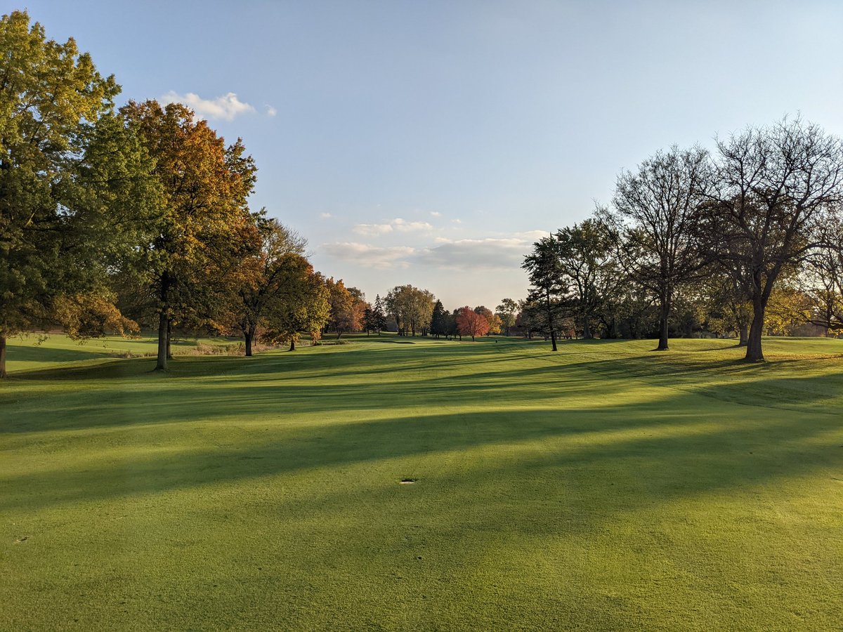 golfbloggercom's tweet photo. A perfect November evening for golf on Michigan. #golf #GolfBlogger #golfcourse #golfblog #Michigan @WashtenawGC @PureMichigan https://t.co/3qQzIj4hmT