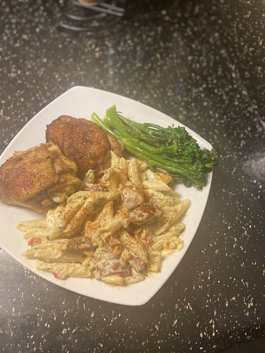 NiqRobinson's tweet photo. Cajun pasta, chicken thighs and broccolini lol #notmyplate #ButididCOOK 😌😊 https://t.co/oVErWMCGq3