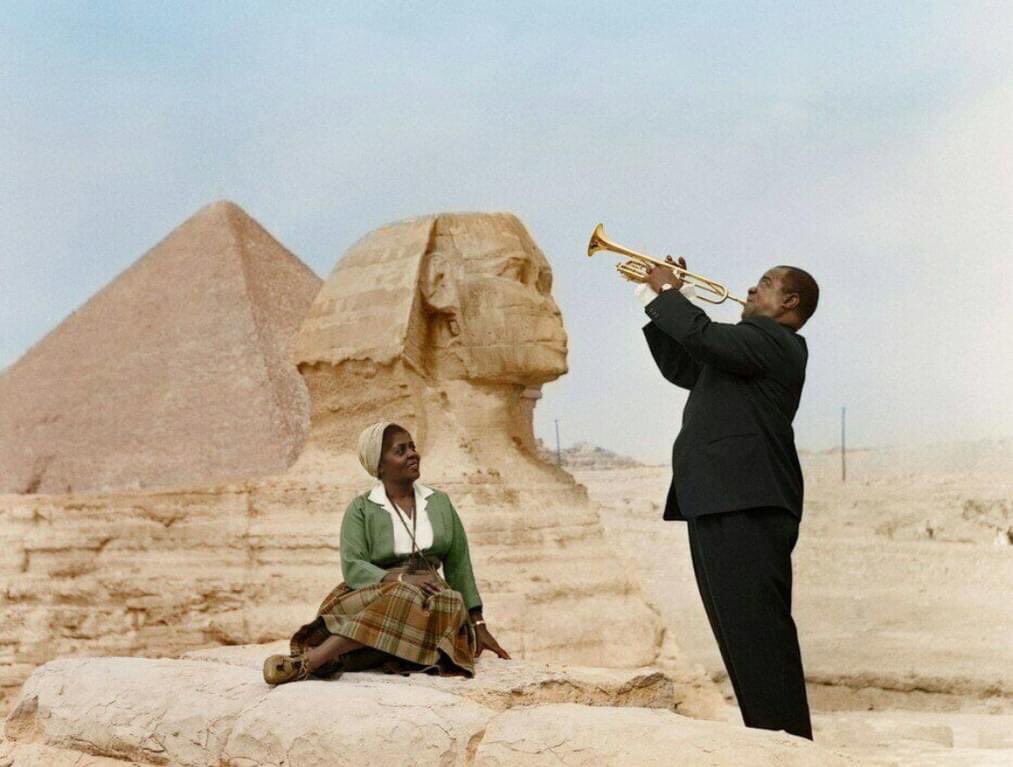 Louis Armstrong playing for his wife, Egypt, 1961

What a gorgeous, iconic image ❤️