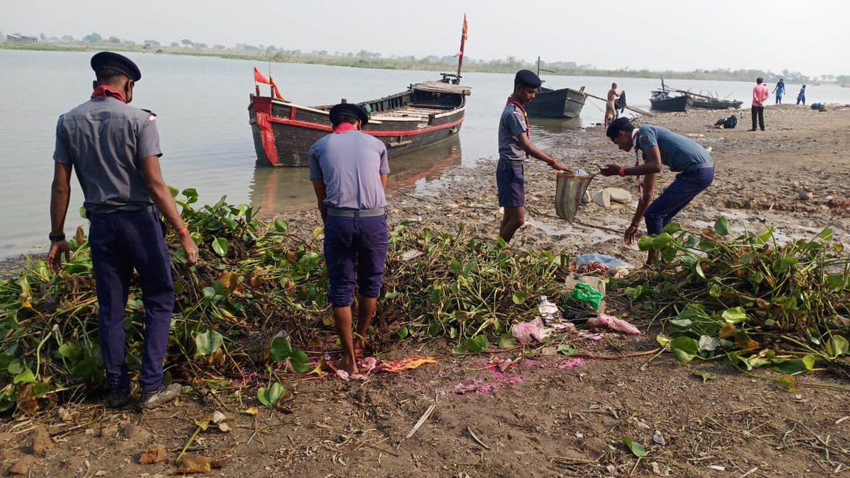 bsgnhq's tweet photo. River cleaning by the members of Eastern Railway Bharat Scouts and Guides at Sahebganj under BSG #CleanIndia Project @YASMinistry @Anurag_Office @ianuragthakur #climate https://t.co/4DwT5yk1NV