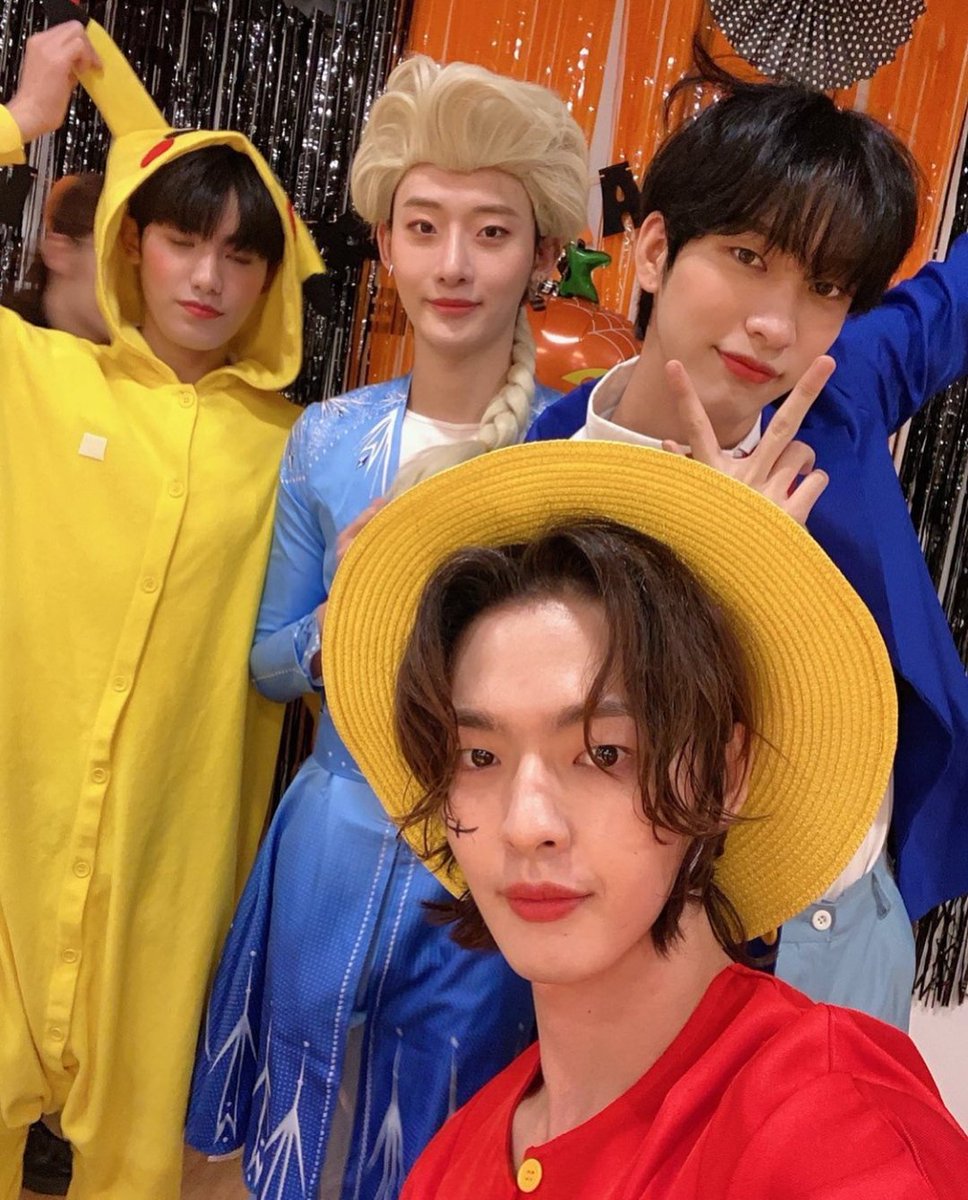 31/10/2021
—Para celebrar su primer Halloween en la villa junto a sus amigos todos se disfrazaron e hicieron una transmisión para sus fans. Y pasado del medio día todos ellos se fueron a la feria que se encontraba instalada en la villa por motivo del otoño.—