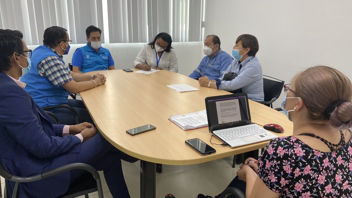 SaludImbabura's tweet photo. #Esmeraldas | Andrea Lastra Vernaza, Gerente del #HospitalDTC, mantiene reunión de trabajo con Paúl Pérez Saavedra Coordinador Zonal1 Salud, Director del #Distrito08D01 y Funcionarios de PETROECUADOR, para ultimar detalles del Convenio para fortalecer el sistema de transferencias https://t.co/59PW86fGxQ