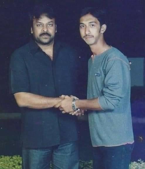 dirbobby's tweet photo. మెగాస్టార్, ఆయన పేరు వింటే...అంతు లేని ఉత్సాహం !
ఆయన పోస్టర్ చూస్తే..అర్ధం కాని ఆరాటం !
తెర మీద ఆయన కనబడితే...ఒళ్ళు తెలీని పూ��కం ! ❤️
పద్దెనిమిదేళ్ల క్రితం....ఆయన్ని మొదటి సారి కలసిన రోజు కన్న కల... నిజమవుతున్న ఈ వేళ మీ అందరి ఆశీస్సులు కోరుకుంటున్నాను.🙏
@KChiruTweets #Mega154 https://t.co/gJONtaqUb1