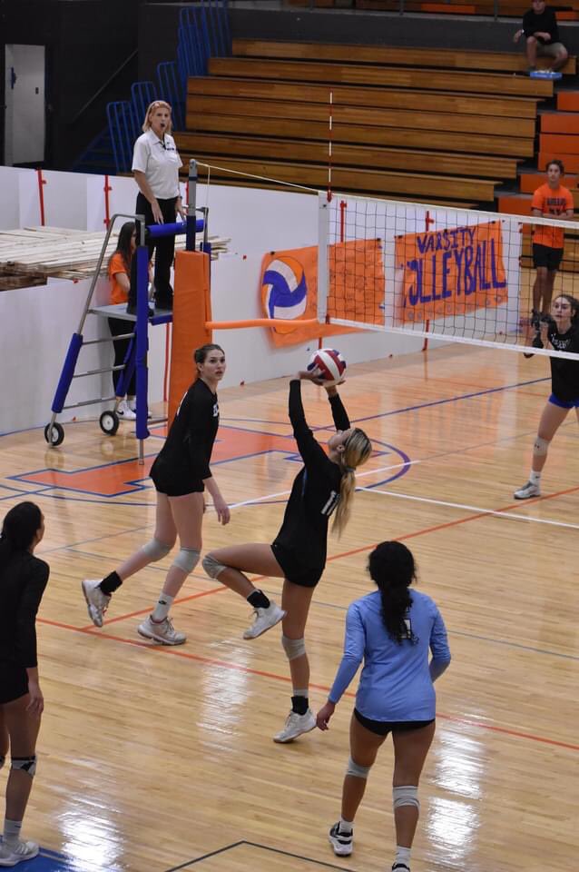 deer_high's tweet photo. In last night’s epic comeback against Thunderbird, Emee Fellens had 59 assists, Amanda Hardt had 23 kills, and both Sam Gloria and Liz Rupp had 16 kills!!! #TakeFlightDV https://t.co/XUoUsSPgk8