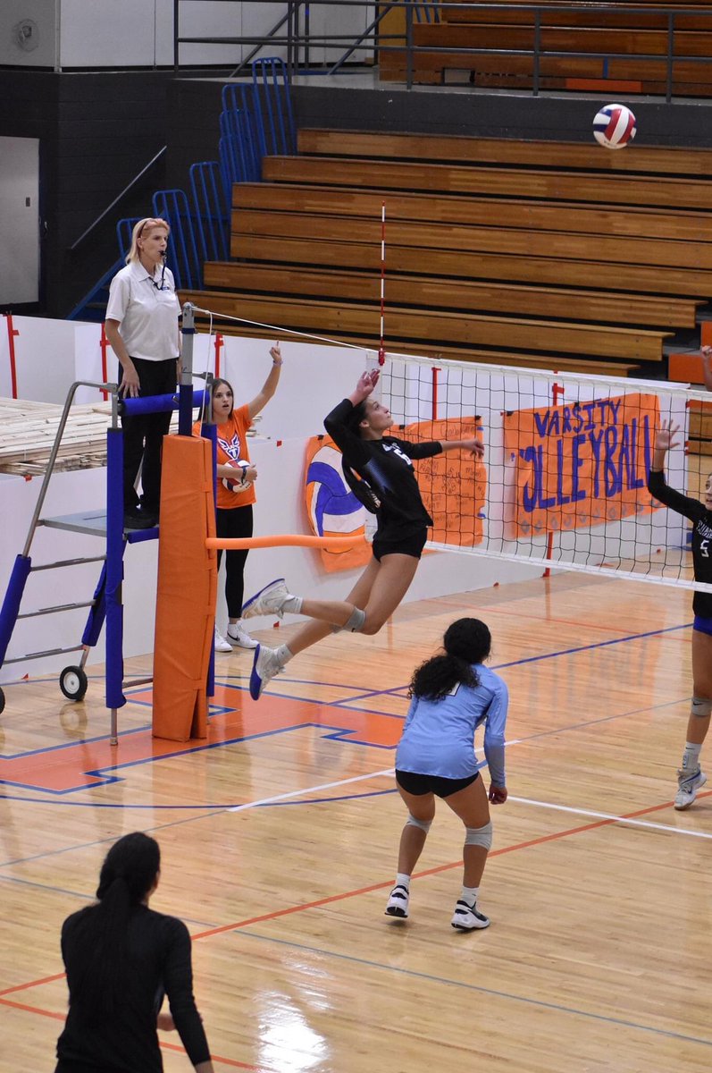 deer_high's tweet photo. In last night’s epic comeback against Thunderbird, Emee Fellens had 59 assists, Amanda Hardt had 23 kills, and both Sam Gloria and Liz Rupp had 16 kills!!! #TakeFlightDV https://t.co/XUoUsSPgk8