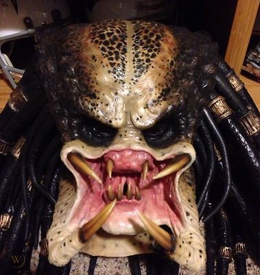 Munge221's tweet photo. @iamcardib Yo that 💩 looks like the Predator face! 😩😩😫 https://t.co/oS8wLnxbn3