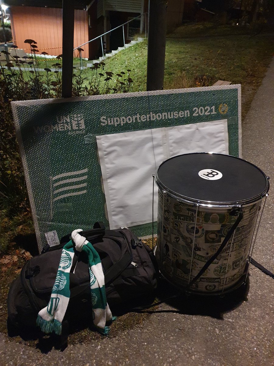SimonSandstrm1's tweet photo. När man väntar på taxin 05.30 en lördag och bara mår så jävla bra! 💚
#växjöaway #loveit #supporterbonusen #damerna https://t.co/SqazXX2H1q