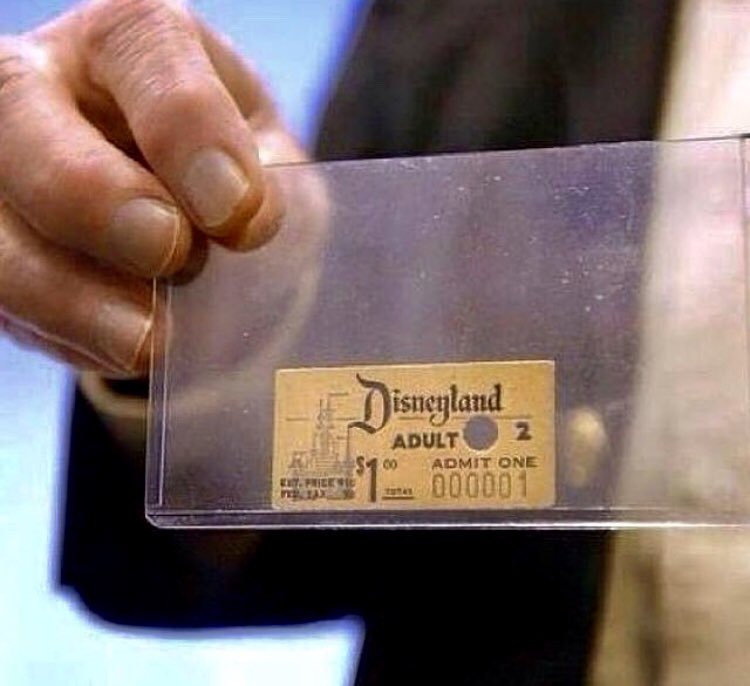 nissnickmich's tweet photo. Primera entrada vendida para el ingreso a Disneyland (Anaheim, California) el 18 de julio de 1955. #disney #Disneyland #DisneyPlus #curiosidades #datocurioso #FelizViernesATodos #FelizFinDeSemana #5Noviembre https://t.co/UO6GtFmCV9